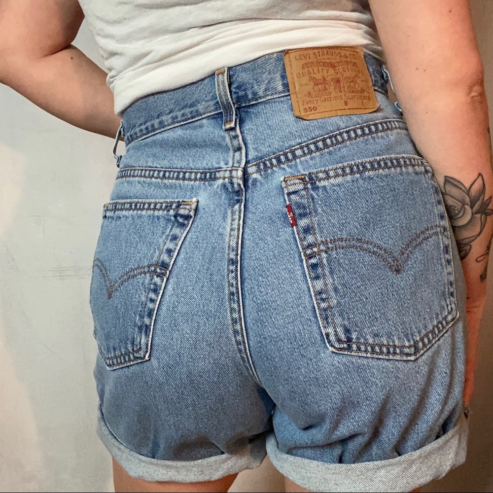 LEVIS 550 HIGH WAISTED VINTAGE MEDIUM WASH SHORTS